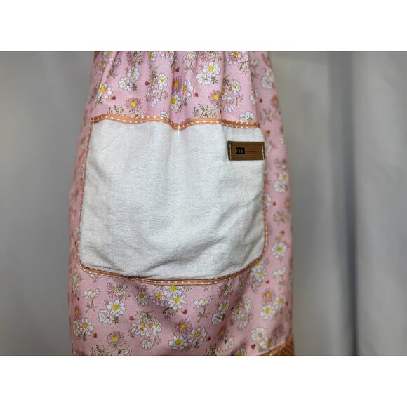 GWP - Vintage-Inspired Pink Daisy Print Apron with Polka Dot Accents - Picture 6 of 12